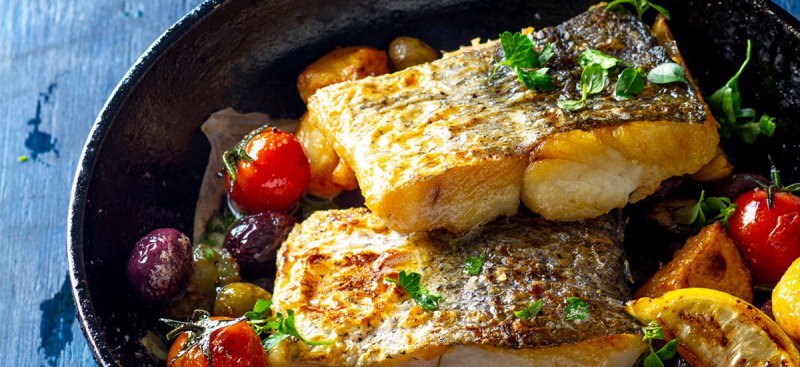 Balık YemekleriBalık yemeyi seviyor ancak koku sebebiyle evde pişirmeyi tercih etmiyorsanız air fryer sayesinde koku derdi olmadan balık pişirebilirsiniz. Balık pişirmeyi pratik hale getiren air fryer bu özelliği ile sağlıklı beslenmeyi de kolaylaştırıyor.